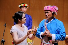 106年9月28日Amis旮亙樂團蒞校演出由本中心楊妮蓉老師上台互動與教學示範原住民傳統樂器